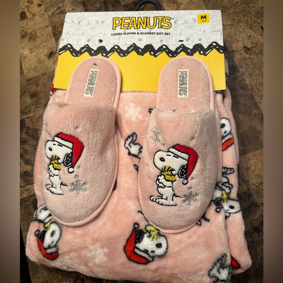 Peanuts Other - Peanuts NWT Snoopy Pink Holiday  Ladies Slippers and Blanket. Size Medium 7/8